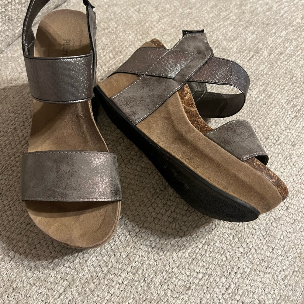 Elegant Gray Women's Sandals - Picture 3 of 3